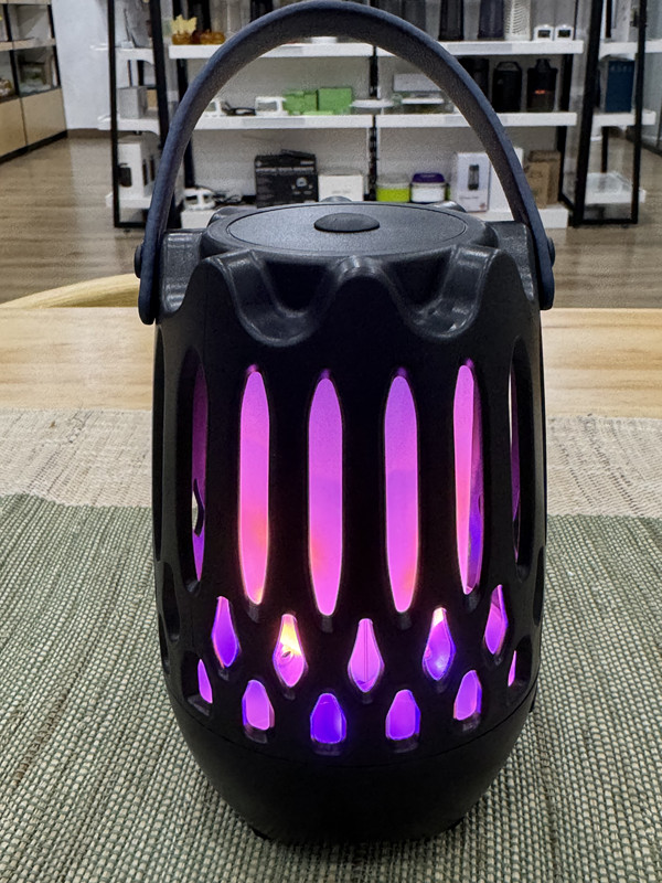 OEM/ODM Logo Bluetooth Lautsprecher Flammenlicht UV LED Campinglampe Wiederaufladbare Mücken Motten Knähnen Fänger Fliegende Insekten Klebrige Falle 3
